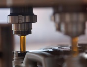 Компания «Газпромнефть – смазочные материалы» начала автоматизированную конвейерную заливку масел в грузовики Mercedes-Benz