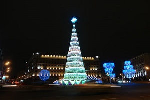 Самую большую новогоднюю елку Москвы на Лубянке украсили 5 км гирлянд