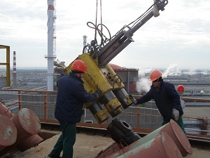 На куполе энергоблока № 6  Запорожской АЭС работы по корректировке натяжения армоканатов ведут на высоте 57 м