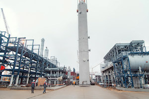 Омский НПЗ cмонтировал ключевое оборудование строящейся установки гидроочистки и депарафинизации дизельного топлива