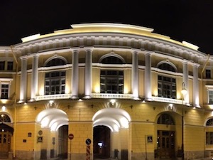 Вечерний облик здания на площади Ломоносова в Петербурге стал более выразительным