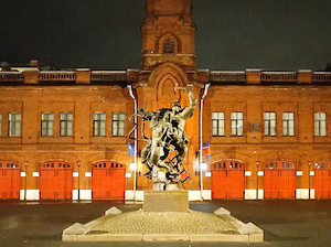 Памятник «Подвигу пожарных Ленинграда 1941–1945 годов» получил подсветку