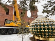 В Бузулуке на Свято-Троицком соборе водружены купола и главки