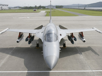 Южная Корея показала вооруженную версию учебного самолета T-50