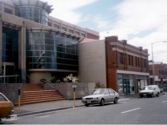 Австралийский суд рассмотрел дело о поцелуе в ягодицы