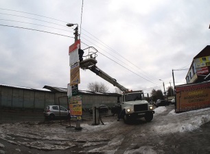 Специалисты «Псковэнерго» демонтируют рекламные конструкции на опорах ЛЭП