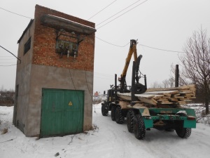 За неделю специалисты Псковэнерго дважды восстанавливали опоры, сбитые крупногабаритным транспортом
