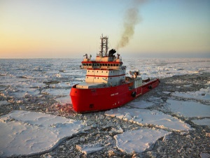 Ледокол «Юрий Топчев» после планового ремонта вернулся на дежурство у «Приразломной»