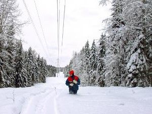 «Колэнерго» задействовало снегоходы и гусеничные вездеходы для поиска места повреждений ЛЭП