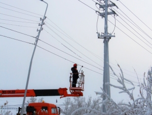 «Якутскэнерго» очищает ЛЭП от куржака