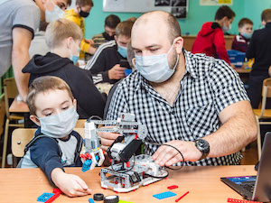 Омский НПЗ открыл семейную школу робототехники