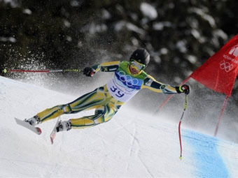 Горнолыжник едва не сбил человека на олимпийской трассе