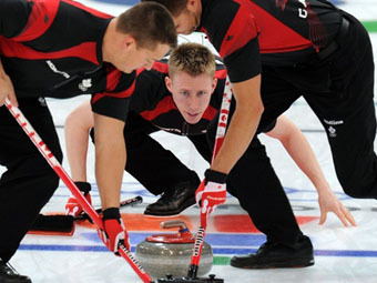 Канадцы второй раз подряд стали олимпийскими чемпионами по керлингу