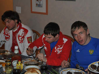 Сборная России по биатлону устроила барбекю