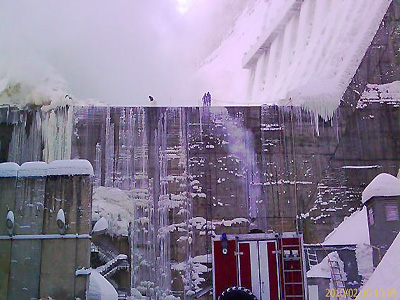 Пожарный автомобиль спасает от снега и льдя