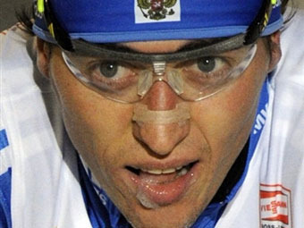 Российский лыжник пробежал гонку с судорогой