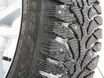 Депутаты отказались запрещать использование шипованных шин летом