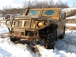 Бойцы ОМОН устроили тест-драйв на выживание боевым БТР и 