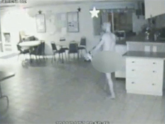 Голый американец украл из дома престарелых сосиски