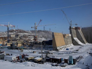 В зимнее время на стройплощадке Нижне-Бурейской ГЭС продолжаются монтаж оборудования и бетонные работы