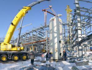 На стройплощадке Мозырского НПЗ смонтировали крупногабаритное оборудование установки производства водорода
