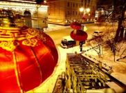 Дворцовый мост в Санкт-Петербурге украшен красной подсветкой в честь китайского Нового года