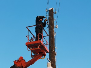 Падение на ЛЭП оборванного кабеля связи обесточило 46-й квартал Якутска