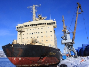 Атомный ледокол «Таймыр» пришел на помощь путешественникам