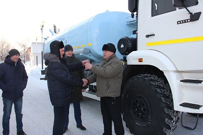 Распадская угольная компания передала Междуреченску автоцистерну для доставки питьевой воды
