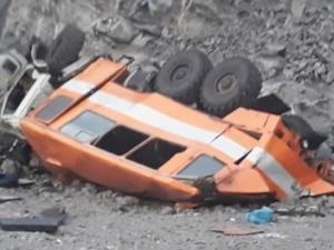 В Кузбассе автобус с шахтерами упал с обрыва