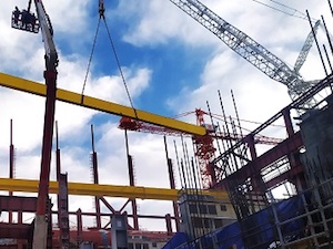 На стройплощадке Курской АЭС-2 монтируют грузоподъемные краны