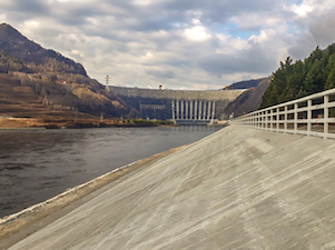Саяно-Шушенская ГЭС построила новую пешеходную зону вдоль Енисея