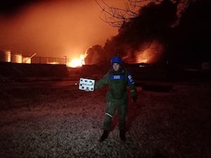 В городе Ровеньки горит нефтебаза