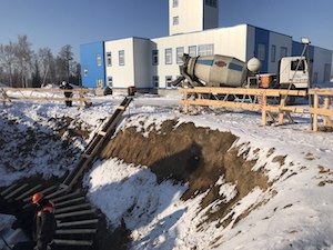 На стройплощадке НКМ-лаборатории бетонируют оголовок устья вентиляционного ствола