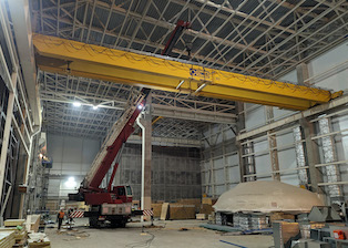 «Газпром космические системы» монтирует мостовые краны на площадке сборки спутников