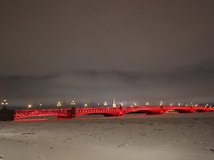 Троицкий мост стал красным в честь китайского Нового года