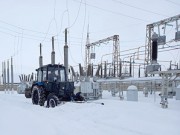 И трактором, и лопатами: «Оренбургэнерго» убирает снег с территорий подстанций