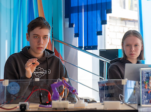 Школьники Заречного представили директору Белоярской АЭС робота для реактора на быстрый нейтронах