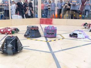 ЕВРАЗ и НТИ провели инженерное шоу «Битва роботов»