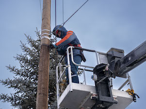«Оренбургэнерго» демонтирует незаконные подвесы оптовлокна на опорах ЛЭП