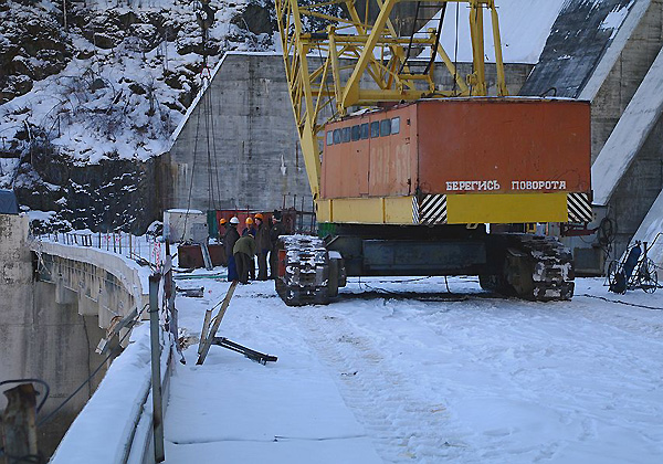 На СШ ГЭС демонтируют эстакаду эксплуатационного водосброса