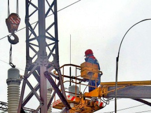 Больше половины ремонтных работ «Колэнерго» выполнит своими силами