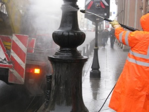 «Ленсвет» уcтроил «банный день» для опор наружного освещения в центре Петербурга
