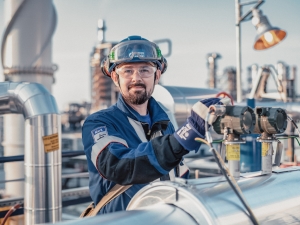 На Омском НПЗ монтируют крупногабаритное оборудование новой установки гидроочистки дизельного топлива