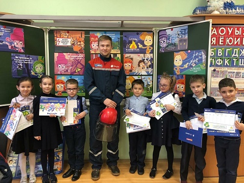 Диспетчер «Западных электросетей» Подмосковья Виталий Петухов стал любимцем истринских малышей