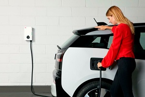 Настенная зарядка ABB для электромобилей внутри зданий сделает электротранспорт более доступным