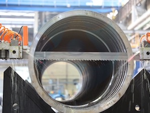 Новый ленточнопильный станок Петрозаводскмаша позволяет режет металл вдвое быстрее