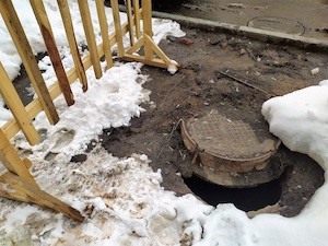 «Т Плюс» восстанавливает в Кирове поврежденные снегоуборочной техникой люки тепловых камер