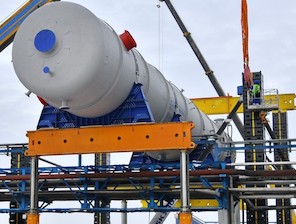 На Омский завод смазочных материалов доставлено крупногабаритное оборудование