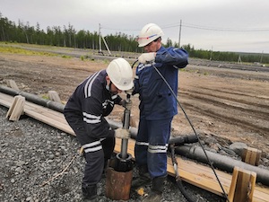 «Хиагда» использует манипулятор для извлечения посторонних предметов из технологических скважин